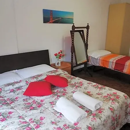 Holiday Guesthouse 2*
