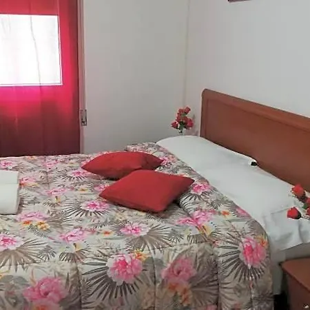 Holiday Guesthouse Πανσιόν 2*